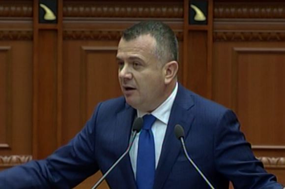 Balla akuza Metës: Kërkon të çojë në Gjykatë Kushtetuese bashkëjetuesen e Alibeajt