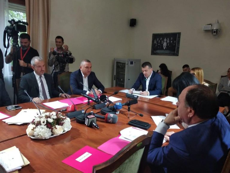 Ndikimet në zgjedhje, Balla prezanton projektrezolutën: Shqipëria nuk është imune ndaj ndërhyrjeve ruse