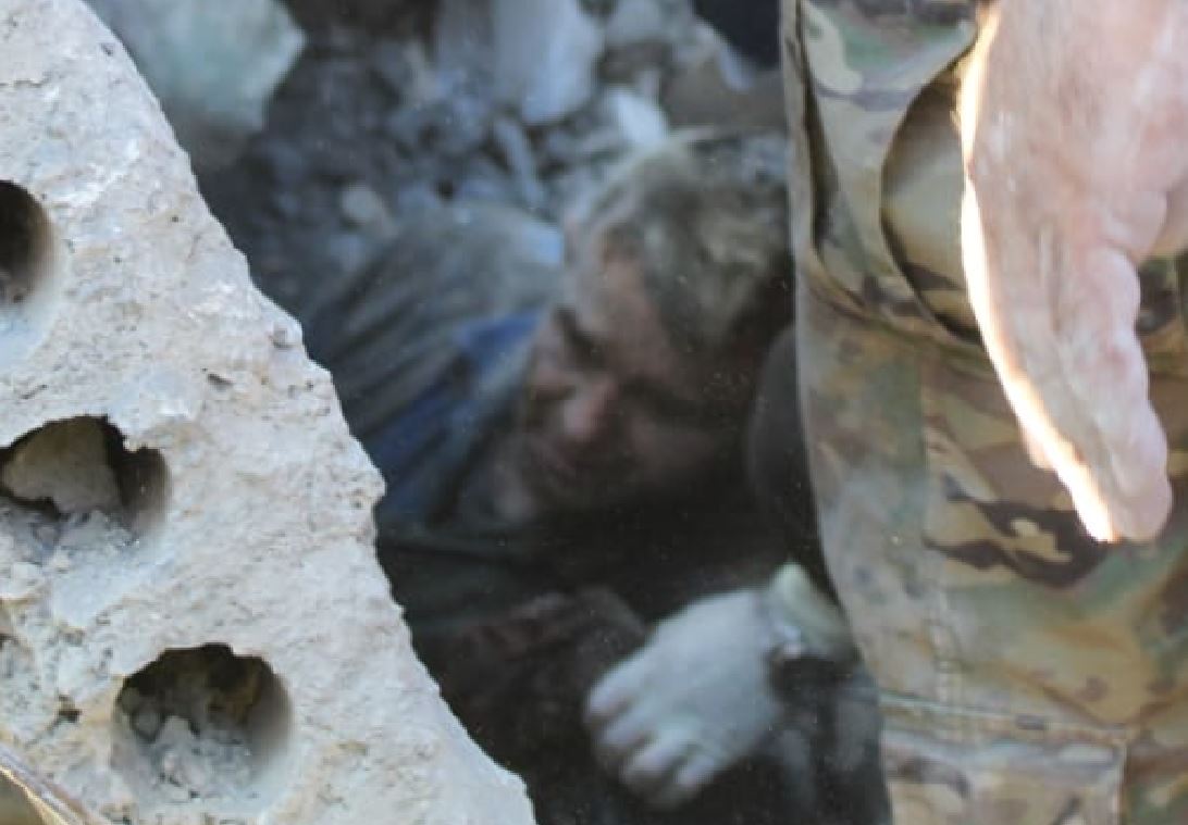 FOTOLAJM/ Ky është personi që nxorën gjallë nga rrënojat në Thumanë