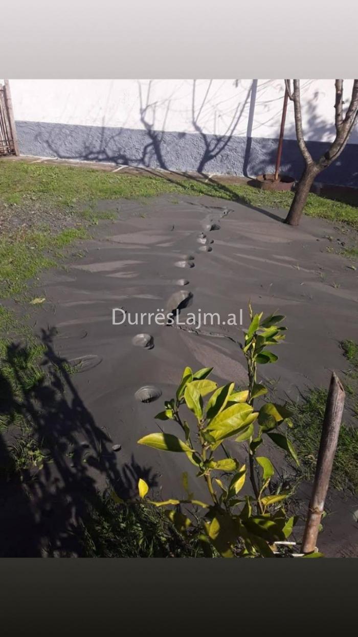 Pamje të pazakonta, çahet toka në Shijak. Hapet kanal 1 km i gjatë (VIDEO)