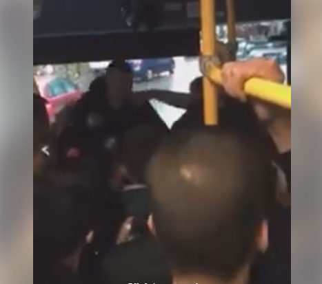 Plas boksi në urban, pasagjeri rreh shoferin (VIDEO)