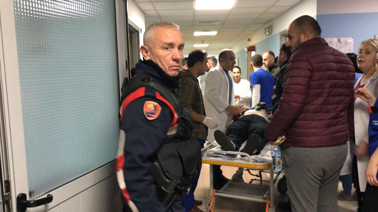 Urgjenca e Durrësit e mbushur plot me të lënduar, gruaja rrëfen tmerrin e përjetuar me burrin e plagosur (VIDEO)