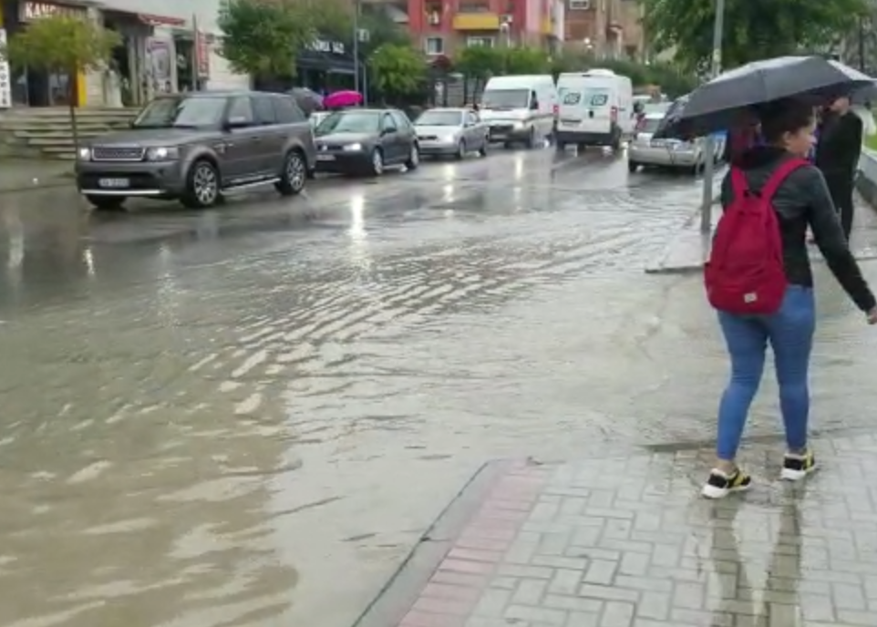 Tirana e paralizuar nga trafiku, të bllokuara thuajse të gjitha rrugët kryesore
