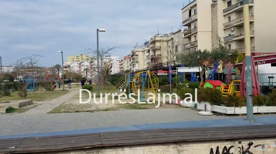 Grykësi për të rrëmbyer çdo hapësirë publike e lulishte në Durrës! (VIDEO)