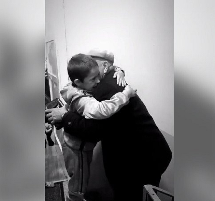 “Më ço te gjyshi”, dëshira e Alvin Berishës bëhet realitet! (VIDEO)