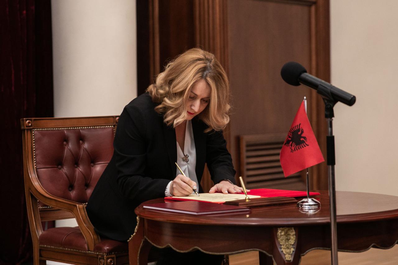 Gjykata Kushtetuese, Elsa Toska betohet para Presidentit