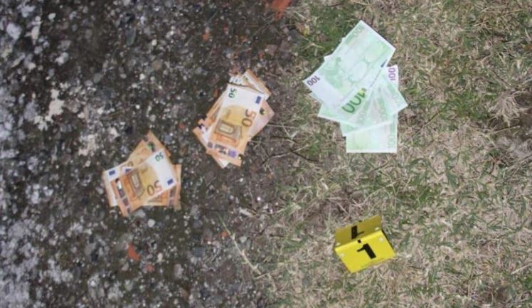 Kapen duke shkëmbyer mijëra euro, pranga dy të rinjve