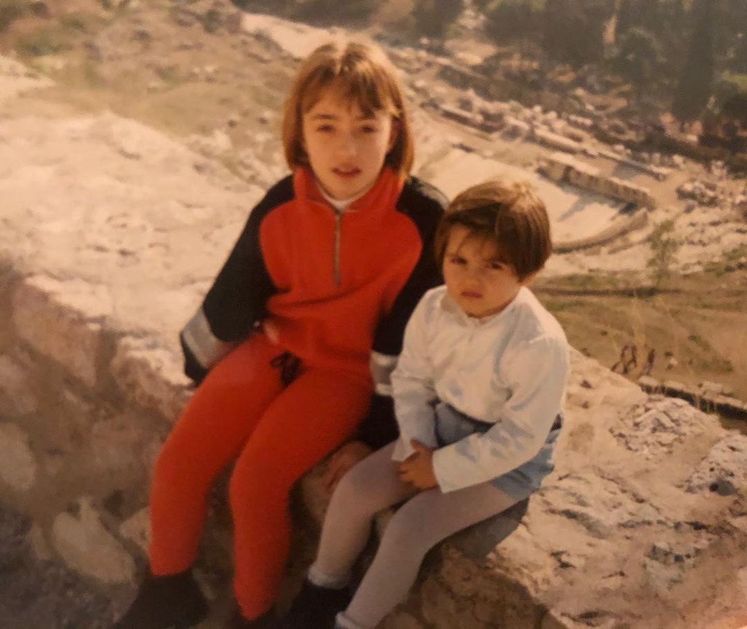 Humbi familjarët dhe miken e fëmijërisë nga tërmeti në Durrës, këngëtarja dedikim prekës