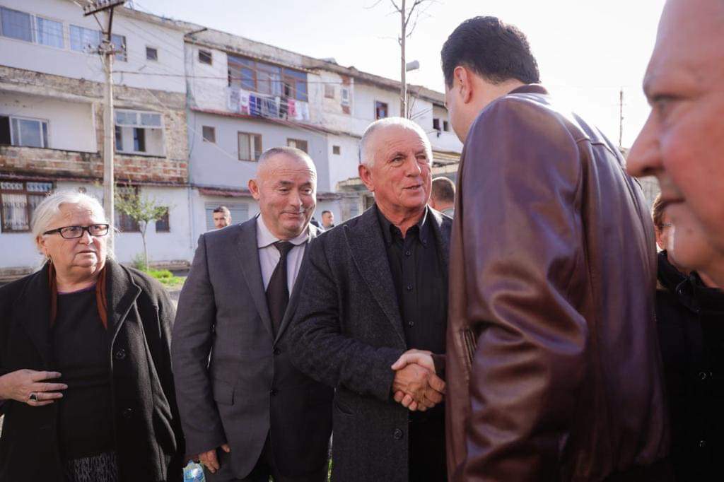 Basha takon banorët në Laç: Nevojë urgjente për ndihmë, askush nuk u jep zgjidhje