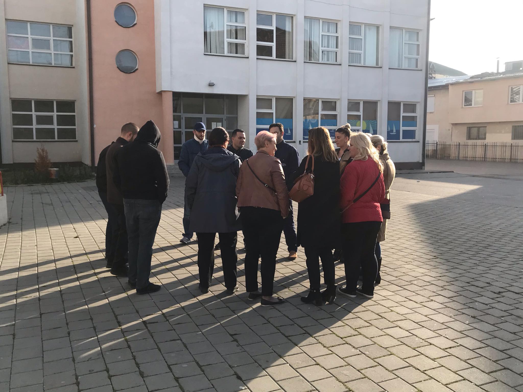 “Ka kërcënuar me jetë fëmijët”! Prindërit i zënë “pritë” mësueses