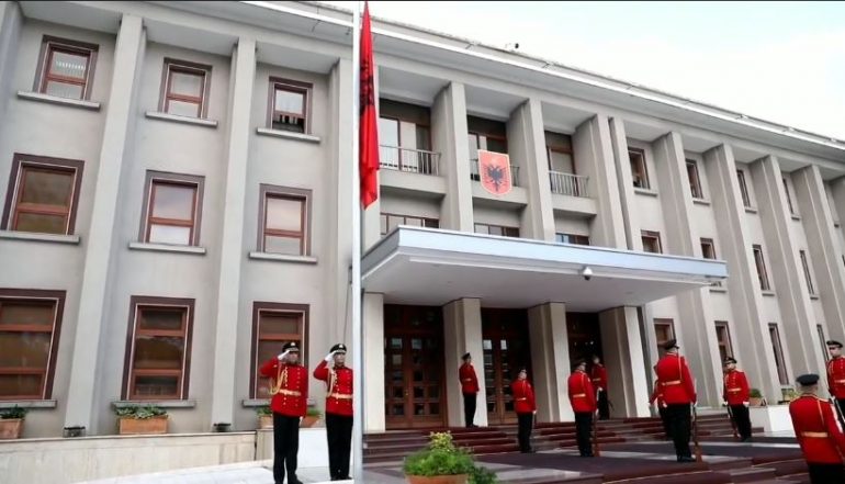 Flamuri shqiptar ulet në gjysmë shtizë në Presidencë