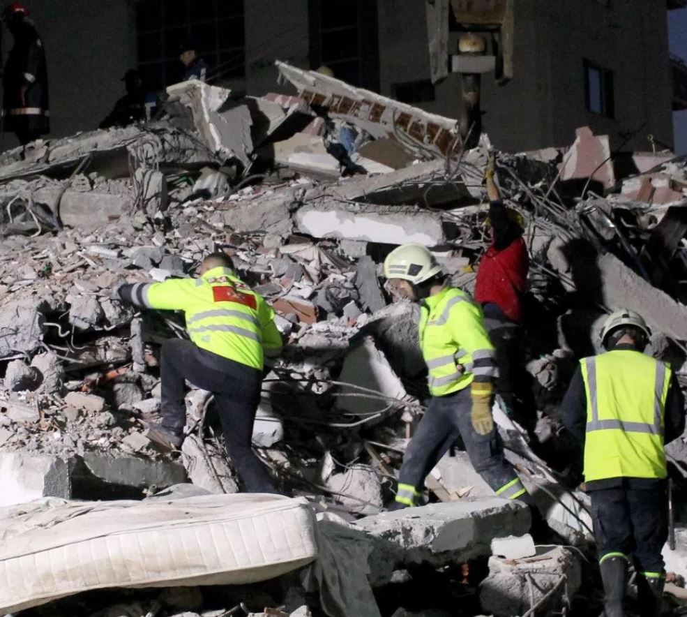 Rëndohet bilanci, lokalizohet një grua e pajetë nën rrënoja në Durrës