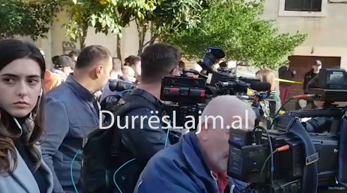 Tërmeti tragjik me viktima, vëmendje e madhe nga gazetarët e huaj, raportojnë nga Durrësi (VIDEO)