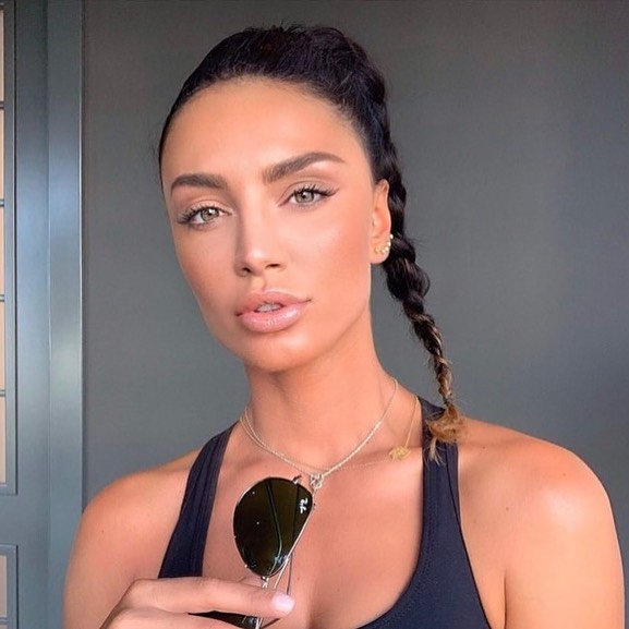 Dalin pamjet e Genta Ismajlit duke u puthur me të dashurin (VIDEO)