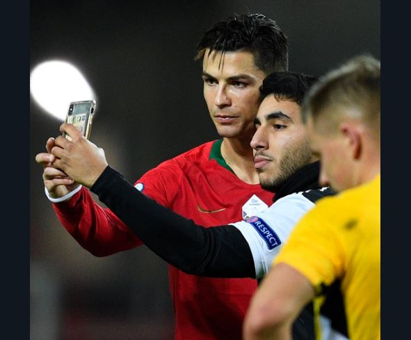 VIDEO/ Gjesti i Ronaldos me tifozin që futet në fushë po bën xhiron e rrjetit