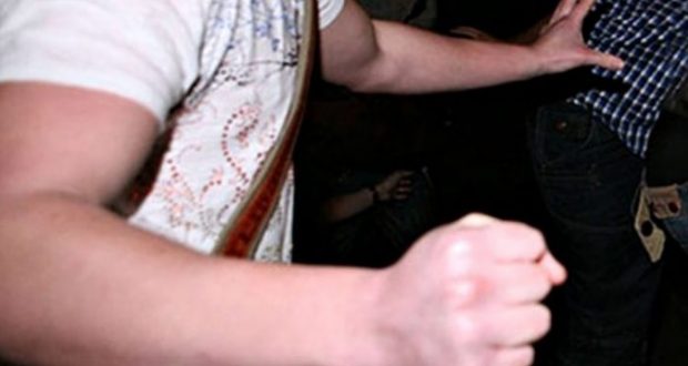 Rrihet me grushte 40-vjeçari në Durrës e përfundon në spital, kapet një nga autorët