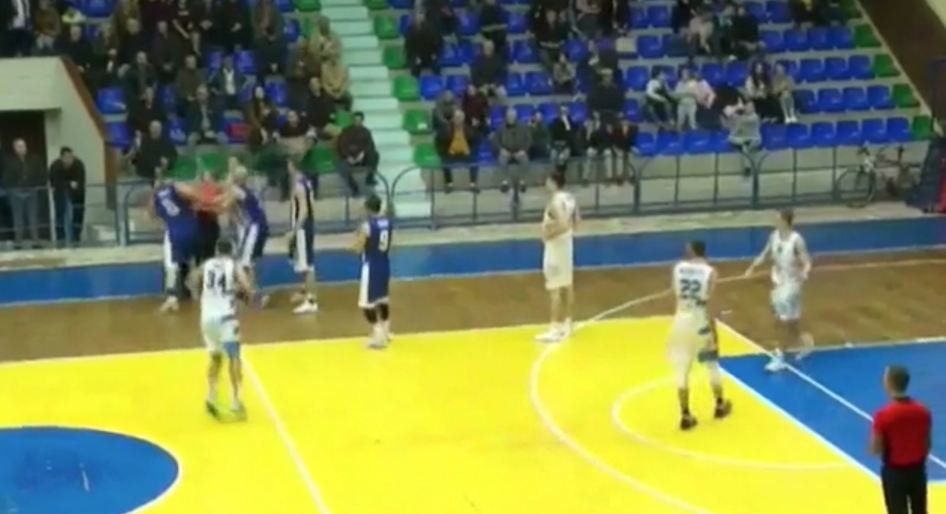 VIDEO/ Dhuna në Durrës, momenti kur basketbollisti i Tiranës masakron me grushte arbitrin