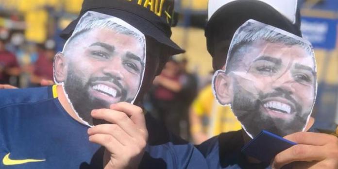 Hakmerren tifozët e Bocas, të gjithë në stadium me maskën e Gabigolit