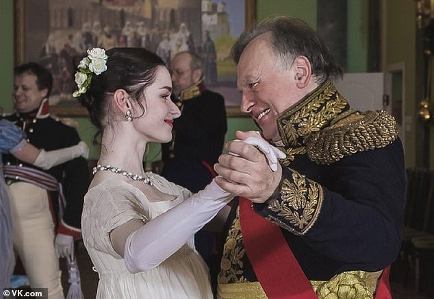 Koka iu gjet në shtëpi/ Historiani i njohur kapet duke hedhur në lumë krahët e të dashurës 40 vjet më të re (FOTO)