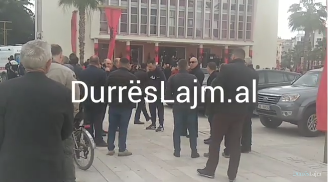 Viktimat nga tërmeti në Durrës, homazhe në pallatin e kulturës (VIDEO)