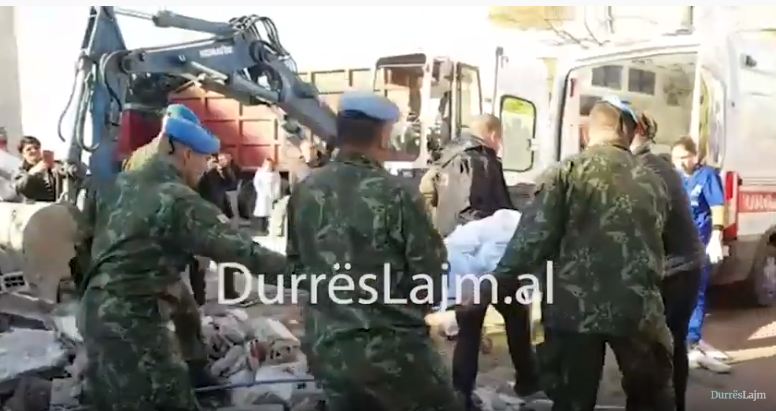 PAMJE TË RËNDA/ Del nga rrënojat një i vdekur në Durrës (VIDEO)