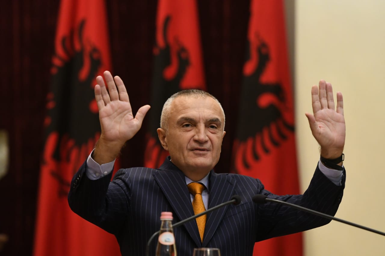 Më 8 dhjetor, Meta organizon tubimin mbarë popullor në sheshin “Demokracia”