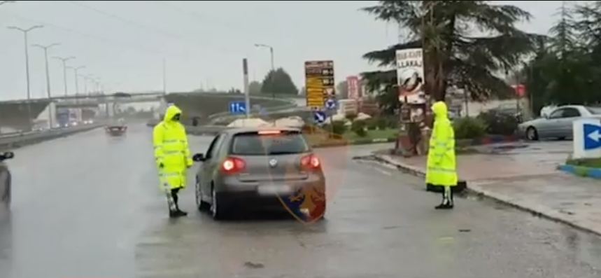 Policia Rrugore kontrolle blic në të gjitha akset, pezullohen 98 patenta (VIDEO)