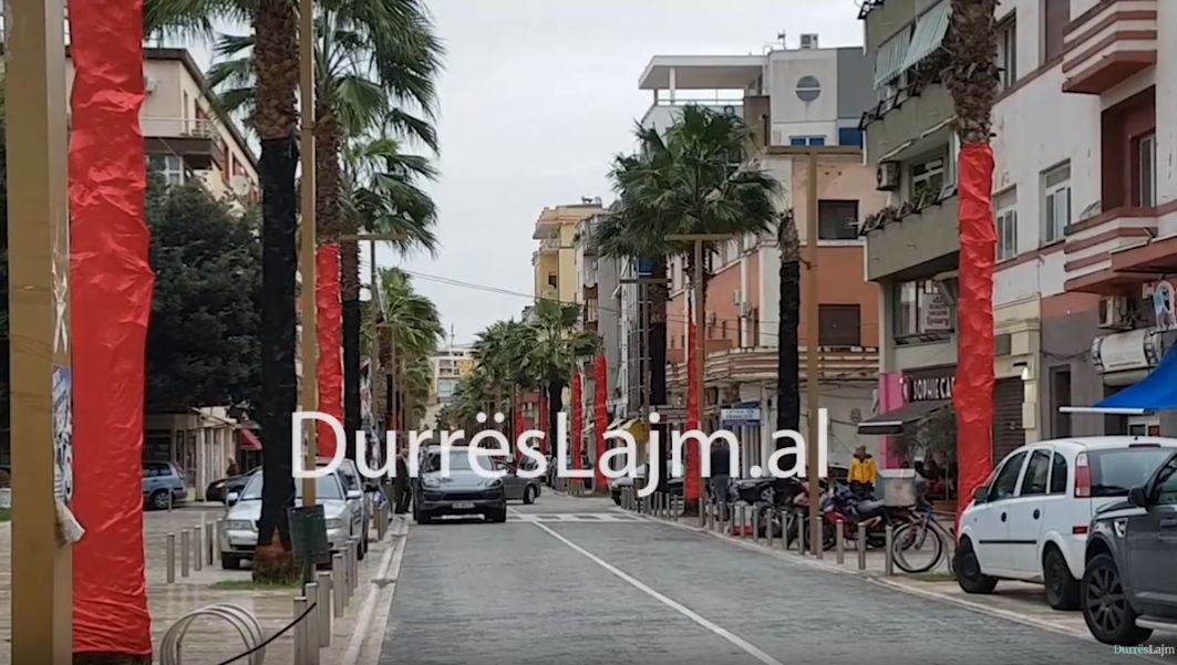 Atmosferë festash në Durrës, nis zbukurimi i qytetit (VIDEO)