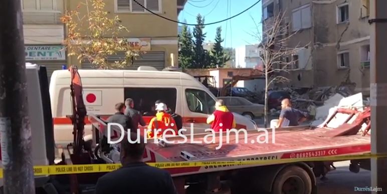 Ankth e tragjedi në Durrës, operacion për shpëtimin e një çifti te lagja 6 (VIDEO)