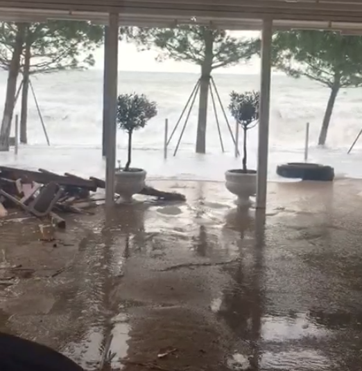 Moti i keq/ Dëme të konsiderueshme në restorantin buzë detit (FOTO)