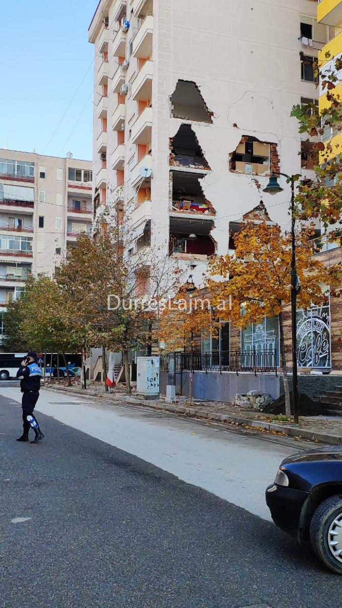Shkatërrohen pallatet nëpër qytetin e Durrësit (FOTO)