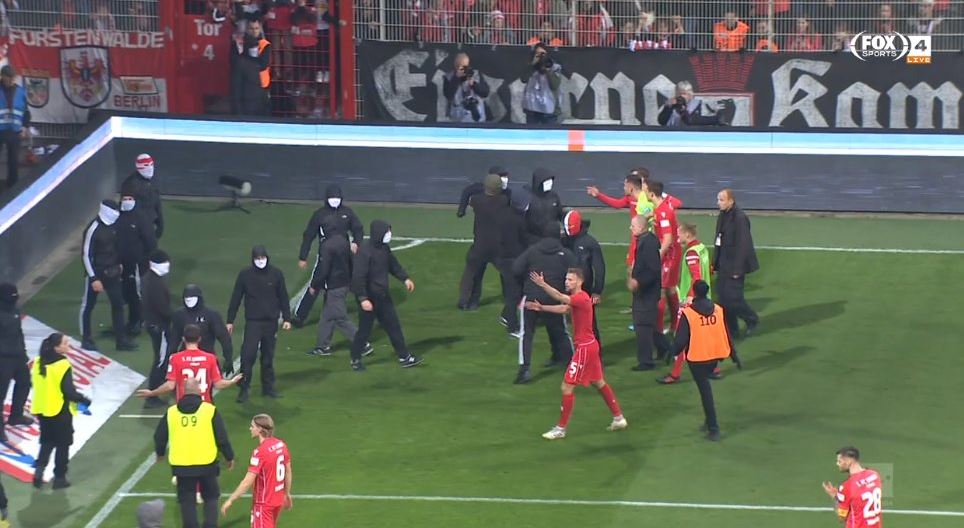 “Luftë” në derbin historik/ Ultrasit mësyjnë në fushë, por lojtarët “shpëtojnë”… miqtë