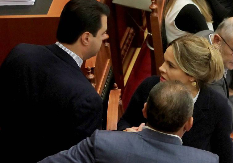 Meta takim me krerët e partive që braktisën Kuvendin