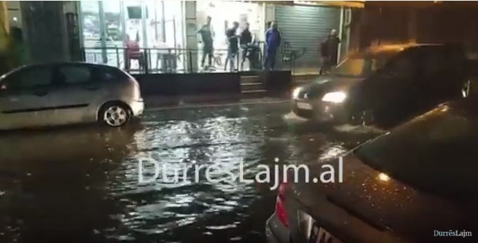 Situatë kritike në rrugët e qytetit, Durrësi “noton” në ujë (VIDEO)