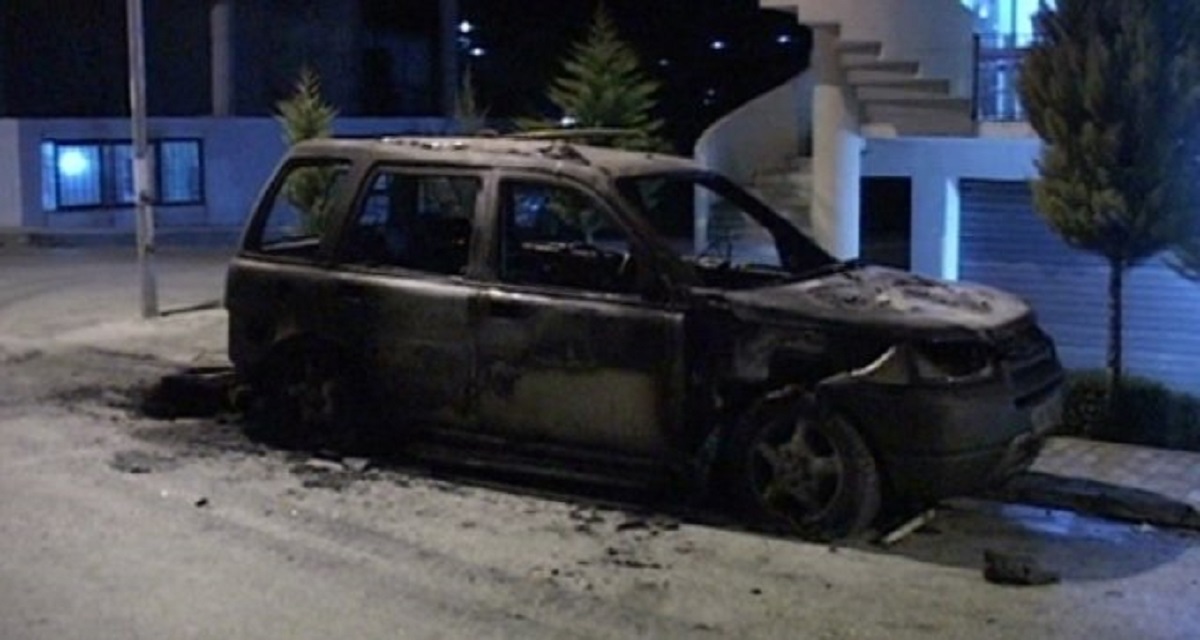 “Range Rover” përfshihet nga flakët