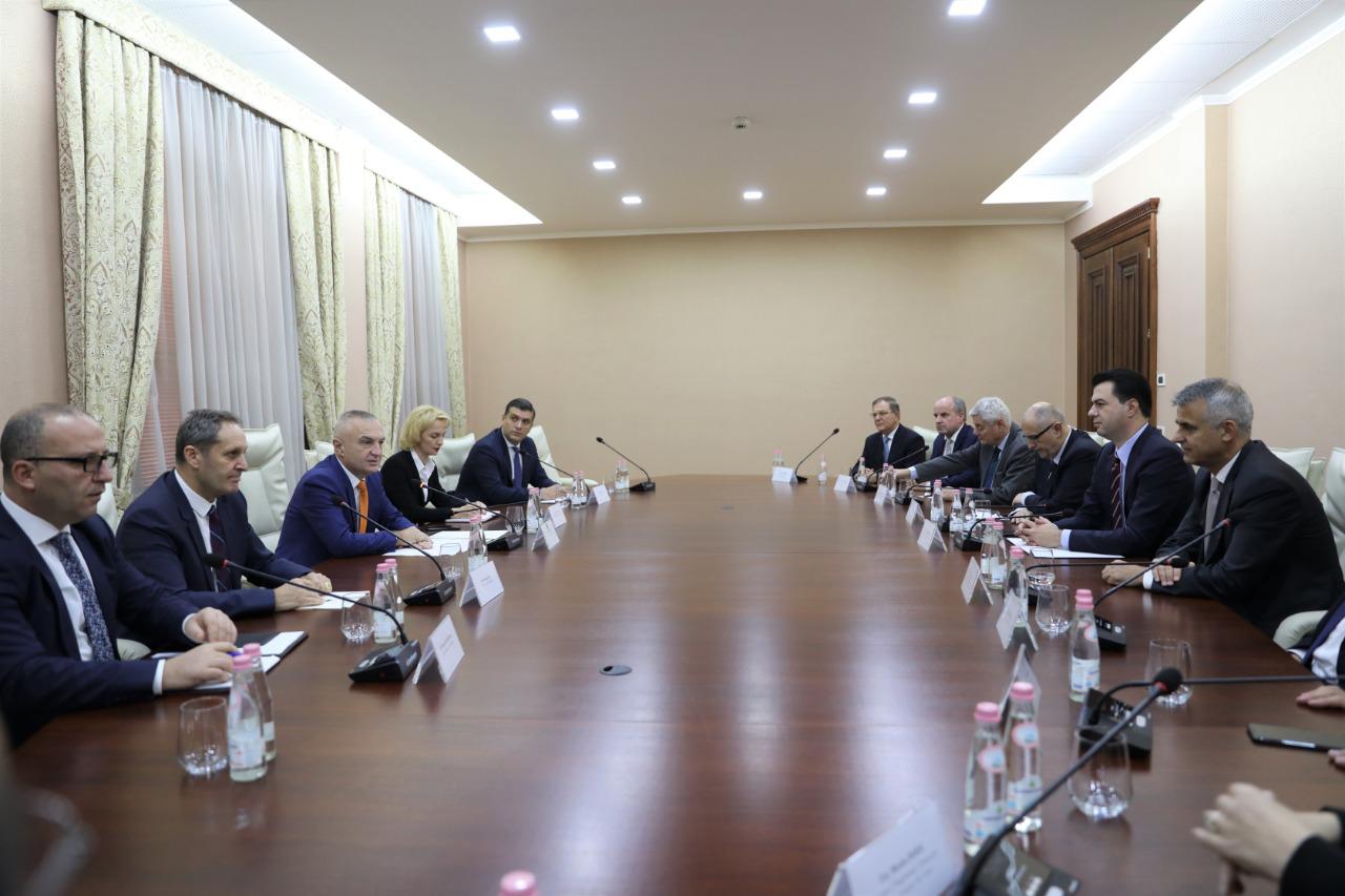 Përfundon takimi, Basha dhe aleatët e PD-së 90 minuta në Presidencë