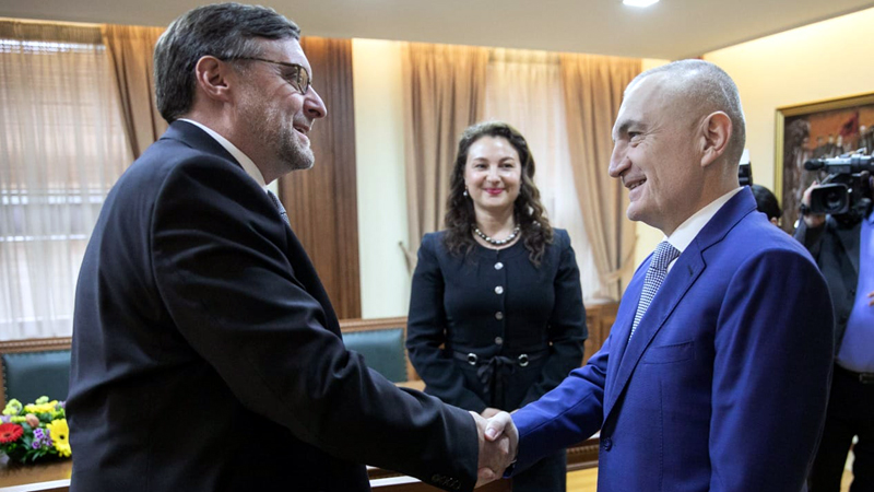 Meta telefonon Palmer për Kushtetuesen dhe krizën politike