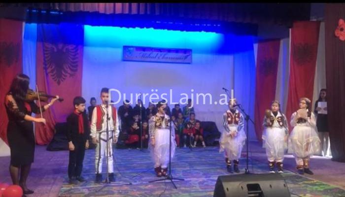 Nxënësit e “Mihal Ekonomi”-t festojnë mes emocionesh të shumta 75-vjetorin e Çlirimit (FOTO)