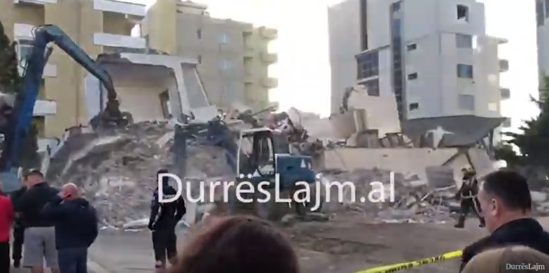 Del një person i vdekur nga rrënojat e hotelit në Durrës