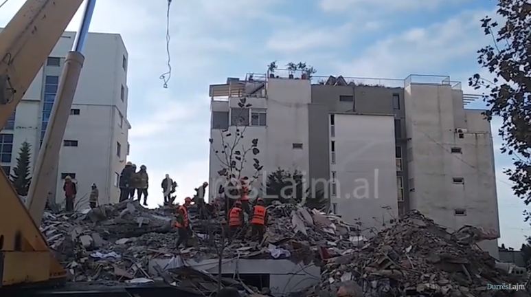 Forcat turke në kërkim për dy persona nën rrënojat te “Miramare” në Durrës (VIDEO)