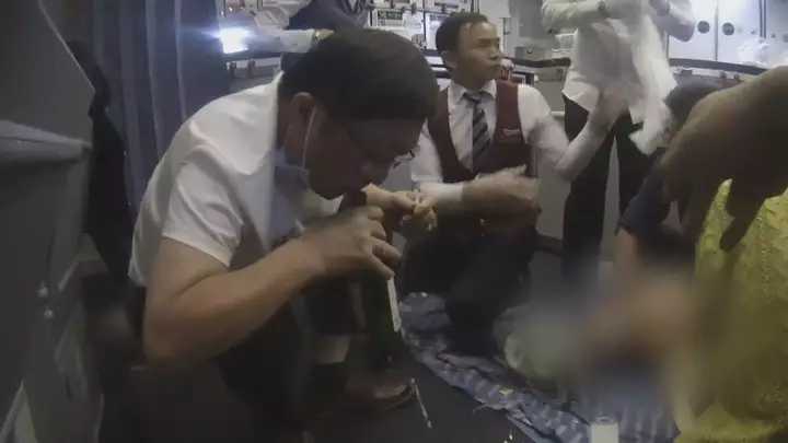 Ky mjek është hero! Thithi urinën e pacientit me gojë që t’i shpëtonte jetën (FOTO)