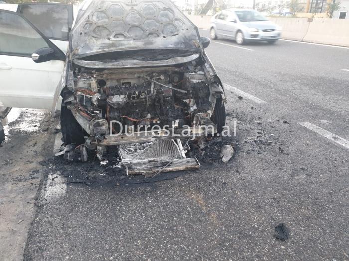 FOTO+VIDEO/ Digjet një tjetër makinë në Durrës