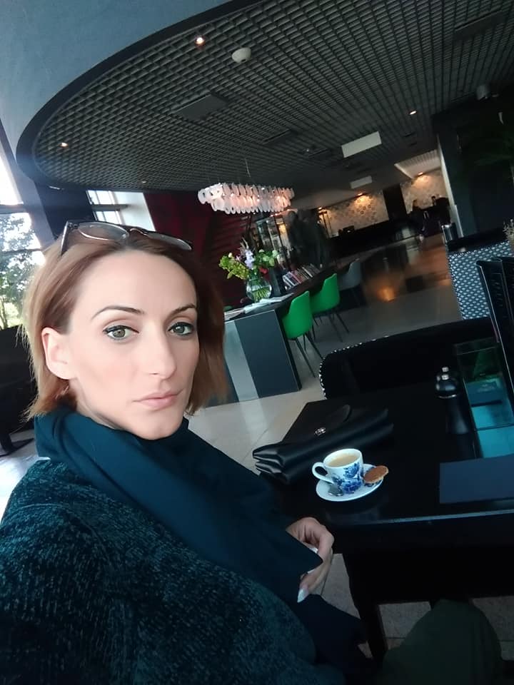 Me djalin e vogël në krahë, Marsida Qatja largohet nga Shqipëria (FOTO)