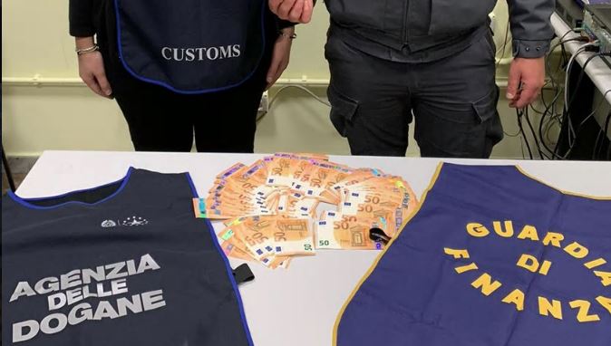 Kapen 11 mijë euro false në autobusin Shqipëri-Itali, u nis nga porti i Durrësit