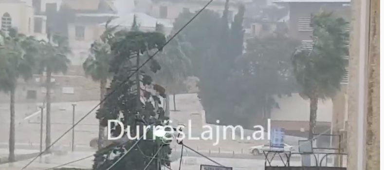 “Tërbohet” moti, fortunal në Durrës (VIDEO)