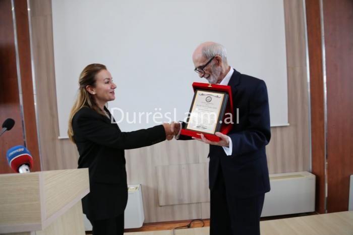 Universiteti i Durrësit nderon me titullin “Doctor Honoris Causa” akademikun Rexhep Qosja (VIDEO)