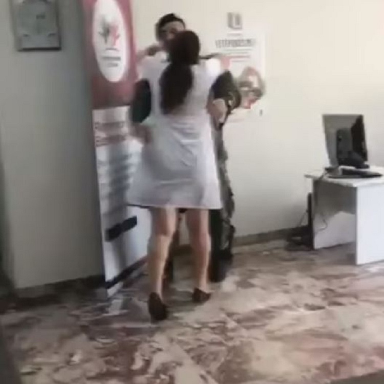 Lot e përqafime, ushtaraku shqiptar surprizon nënën pas kthimit nga Afganistani (VIDEO)