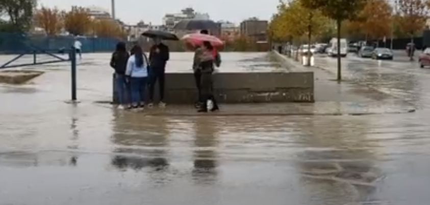 Rrugët e bllokuara prej reshjeve të shiut në Durrës, procesi mësimor nis me vonesë