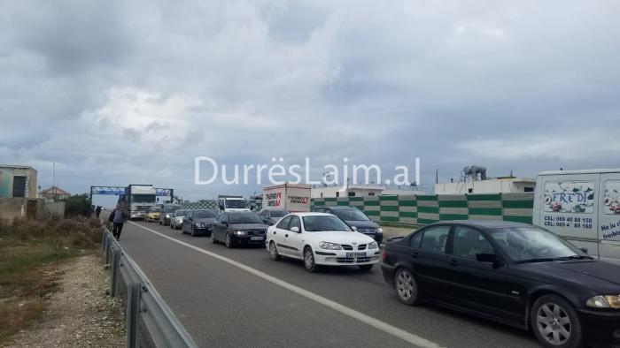 FOTOLAJM/ Banorët e Durrësit në panik, të gjithë në rrugë për të ikur