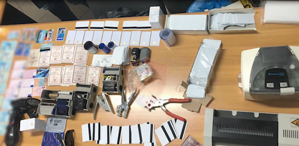 Zbulohet baza e falsifikimit të dokumenteve në Durrës, goditet grupi kriminal (VIDEO)